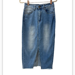 Women’s denim washed skirt, frayed edges, slit in the front size small (615)‎